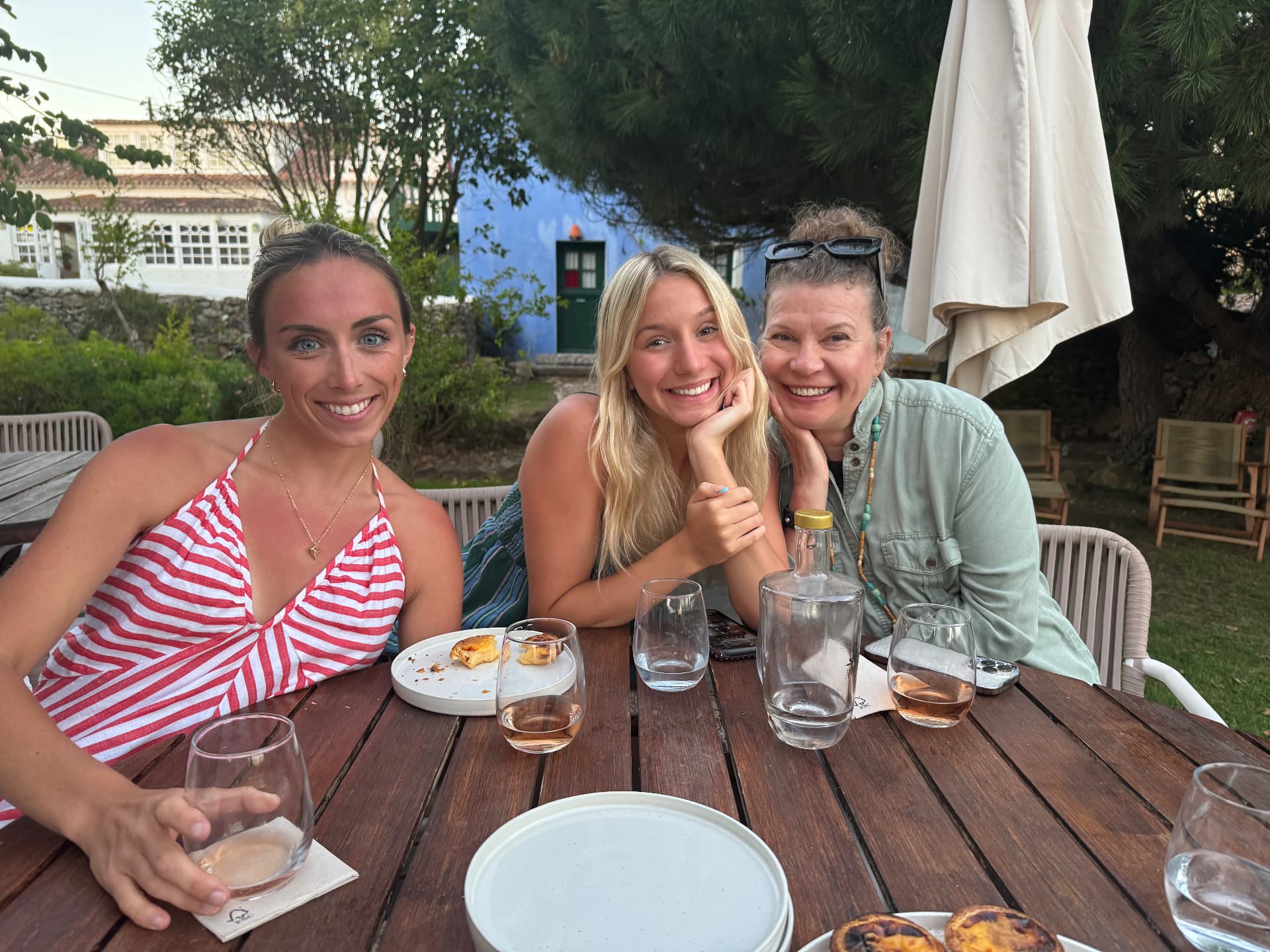 Guests with pastéis de nata and wine in the garden